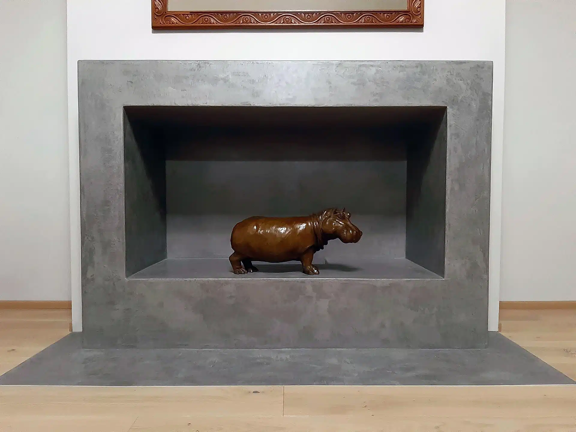 peinture de décor, béton ciré sur une fausse cheminée à Lausanne, Suisse