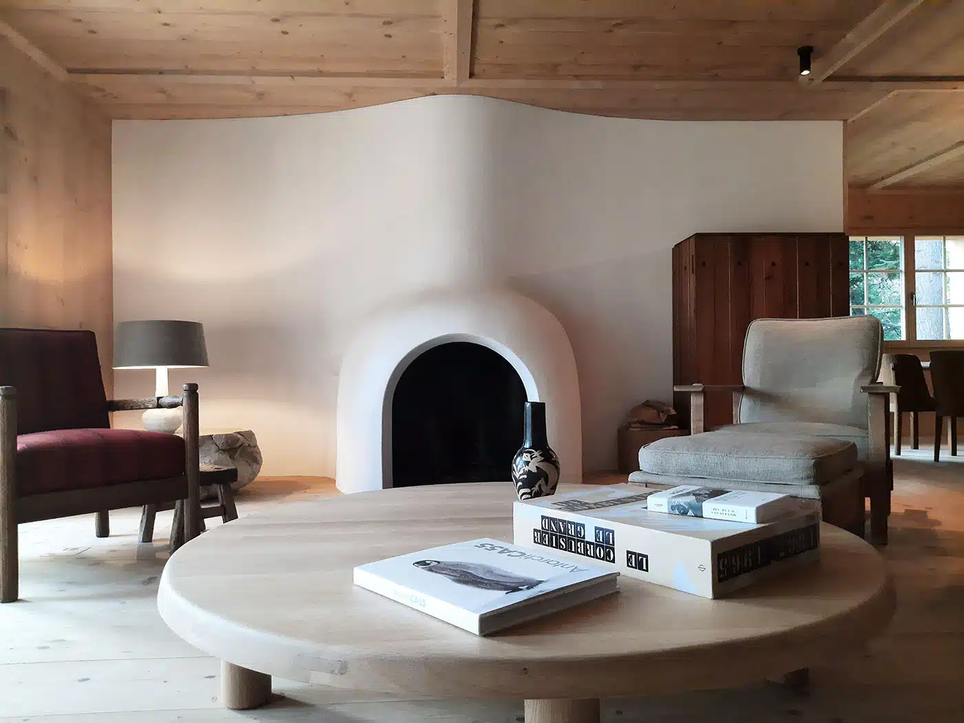 design intérieur, enduit à la chaux et peinture au badigeon à Crans Montana, Suisse